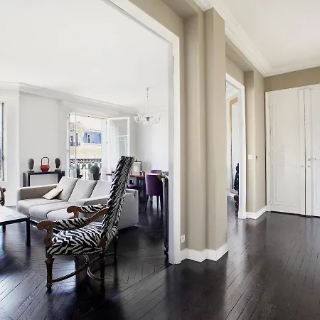 Outstanding 2 Bedrooms With A Terrific Eiffel Tower View דירה *
