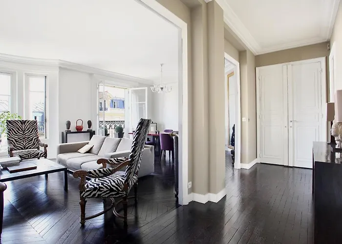 Outstanding 2 Bedrooms With A Terrific Eiffel Tower View דירה *