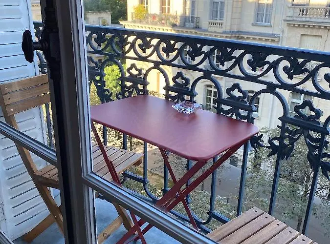 Outstanding 2 Bedrooms With A Terrific Eiffel Tower View דירה